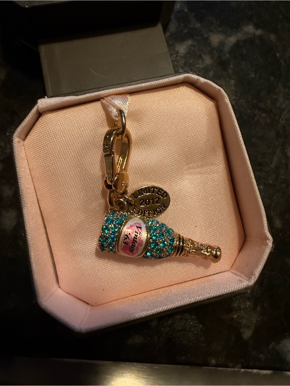 Vintage Juicy Couture Charm Bracelet + 5 Retired Charms & Original Box- Rare Y2K - Picture 11 of 11